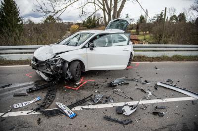 Esslingen-Oberesslingen: Pkw kollidiert mit Gegenverkehr - 2 Verletzte